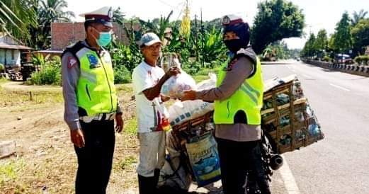 Ditlantas Polda Jambi Dan Jajaran Bagikan Sembako Ke Warga Bicara Apa