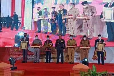 Pj Bupati Muaro Jambi Terima Penghargaan Dari Kapolda Jambi Bicara