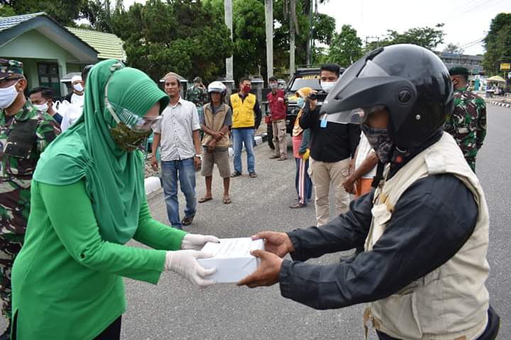 TNI bagikan paket Sembako