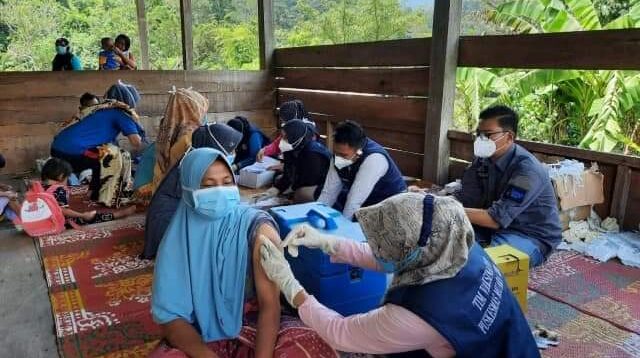 Vaksinasi Covid-19 warga terpencil di Merangin