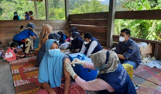 Vaksinasi Covid-19 warga terpencil di Merangin