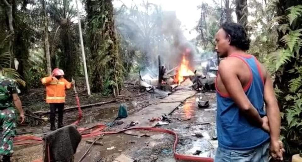 Gudang minyak Ilegal di Batanghari terbakar