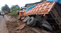 Truk batu bara di jalan