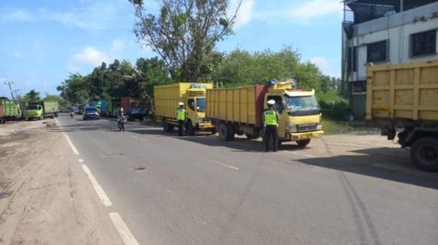 Truk batu bara melanggar jam operasional