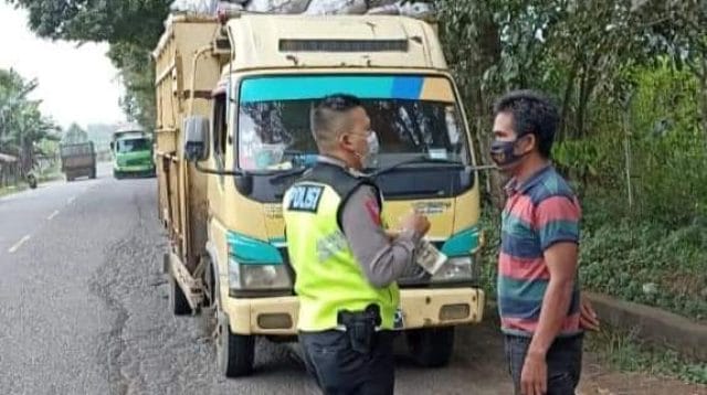 Truk batu bara langgar aturan lalu lintas
