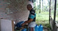 Usaha air minum yang dimasak dengan kayu bakar