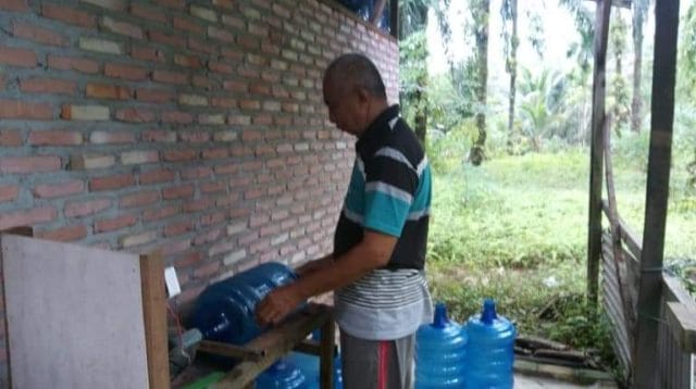 Usaha air minum yang dimasak dengan kayu bakar
