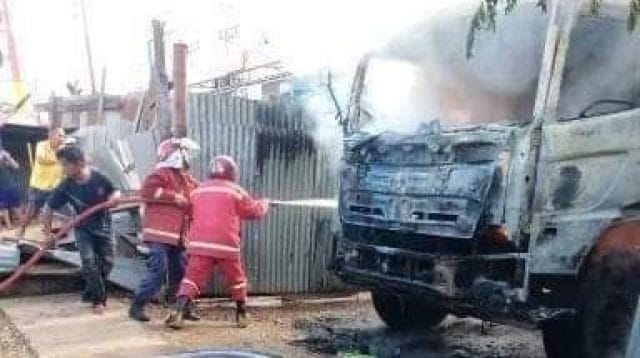 Kebakaran mobil dan motor di Kota Jambi