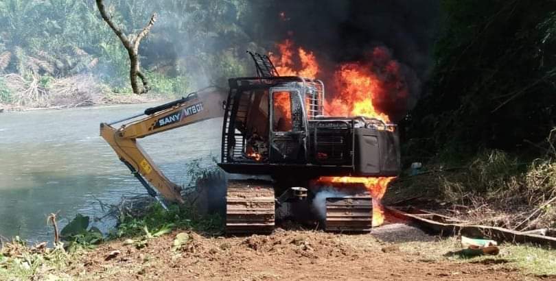 Alat berat di Bungo terbakar