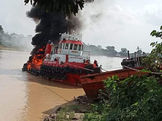 Kapal tugboat terbakar di Taman Rajo