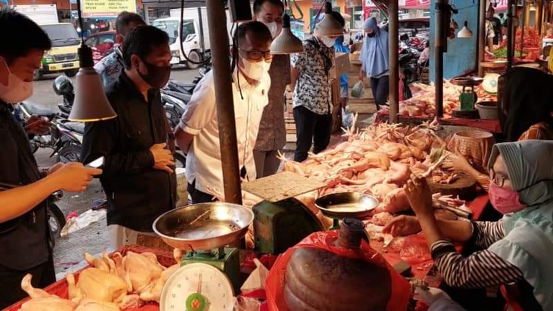 Harga minyak goreng di pasar Angso Duo