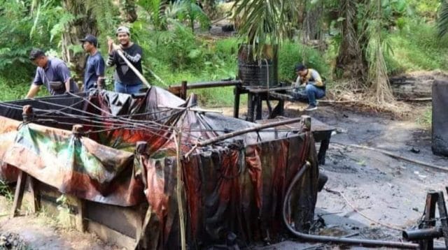 Sumur minyak ilegal di Muaro Jambi