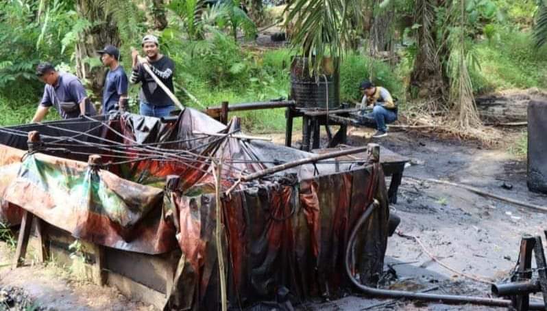 Sumur minyak ilegal di Muaro Jambi
