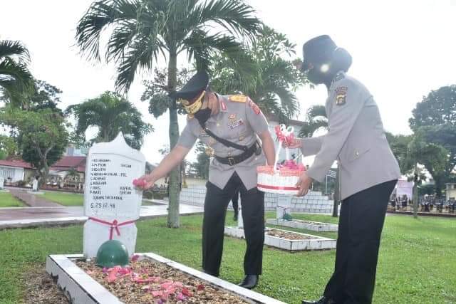 Kapolda Jambi tabur bunga di taman makam pahlawan
