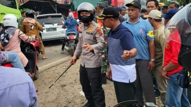 Warga Batanghari hadang truk batu bara