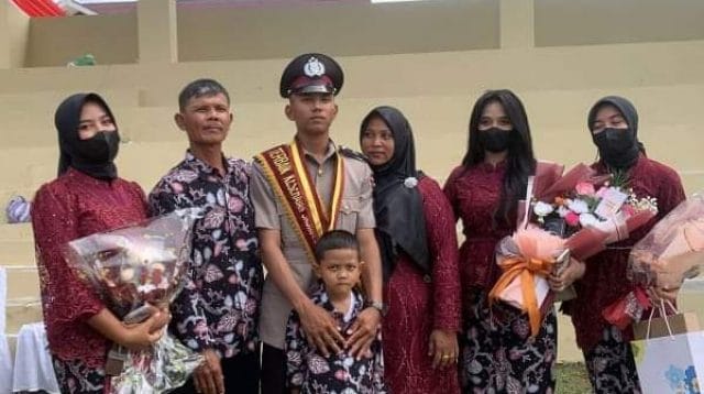 Anak tukang las lulus jadi polisi