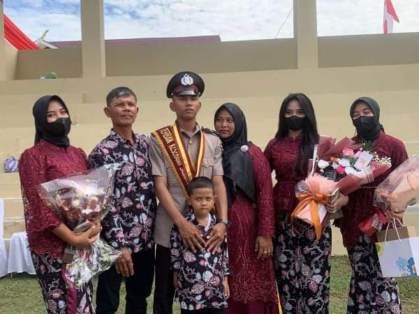 Anak tukang las lulus jadi polisi