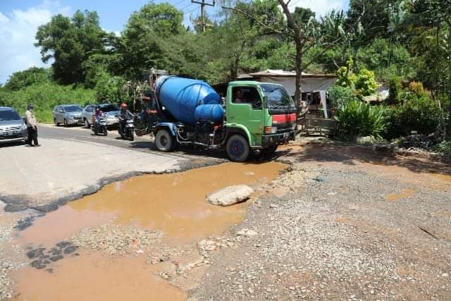 Jalan rusak di kawasan industri Kabil