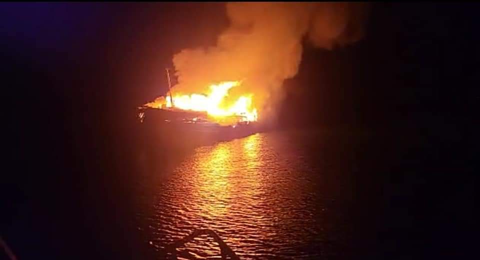 Kapal terbakar di perairan Batu Ampar
