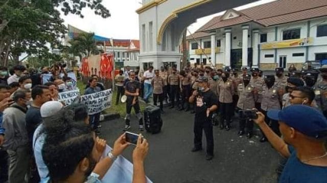 Puluhan wartawan demo di Kejati Babel