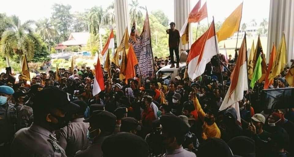 Ratusan petani sawit demo ke kantor Gubernur Jambi