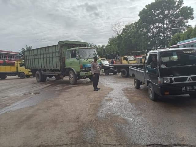 Antrean panjang kendaraan di SPBU di Muaro Jambi