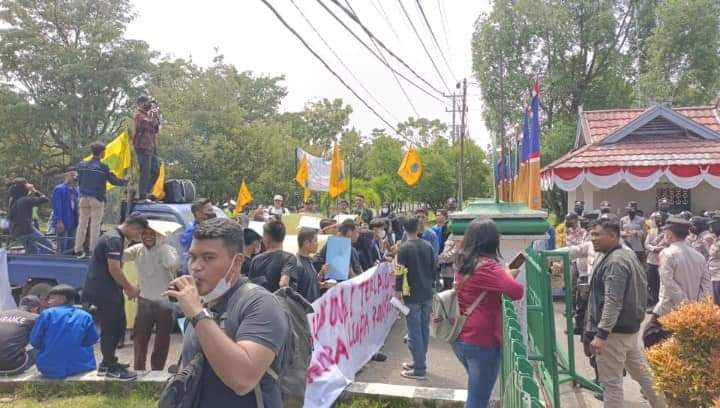 Demo di kantor Bupati Bungo
