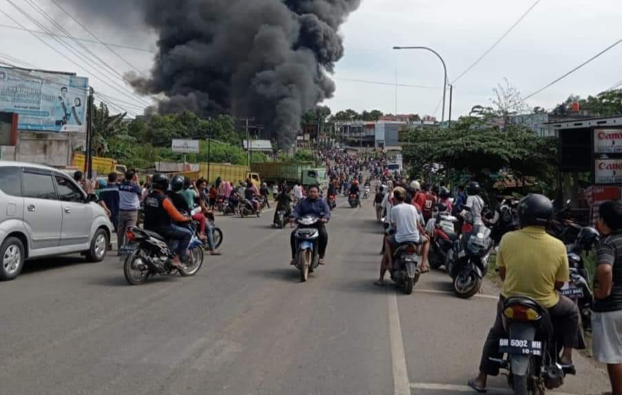 Gudang minyak di Kota Jambi terbakar