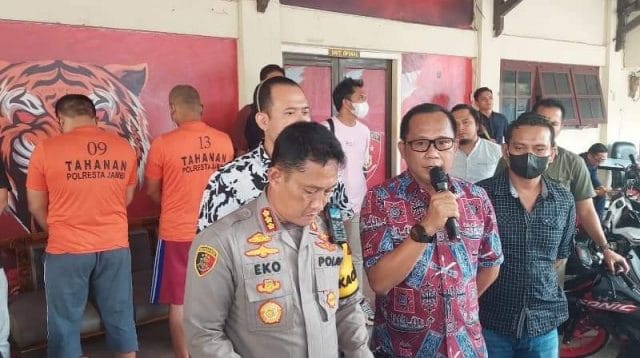 Gudang minyak ilegal di Kota Jambi terbakar