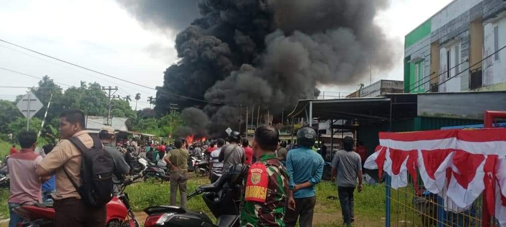 Gudang minyak ilegal di Kota Jambi terbakar