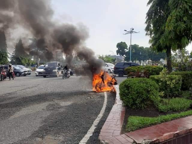 Motor di Kota Jambi terbakar di jalan