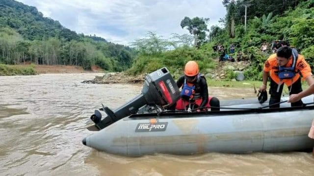 Perahu terbalik di Sungai Batang Tabir