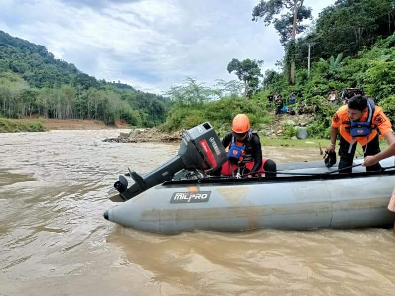 Perahu terbalik di Sungai Batang Tabir
