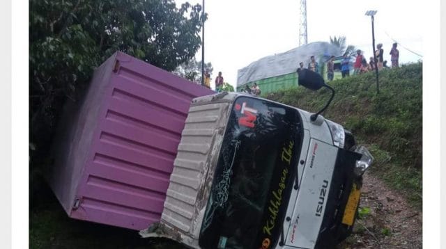 Truk jatuh ke jurang