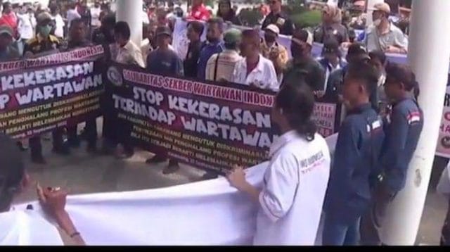 Wartawan di Karawang dipaksa minum air kencing pejabat