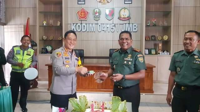 HUT TNI