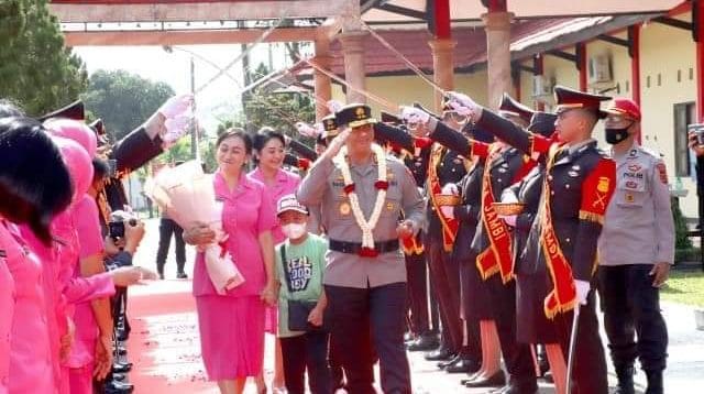 Tradisi pedang pora