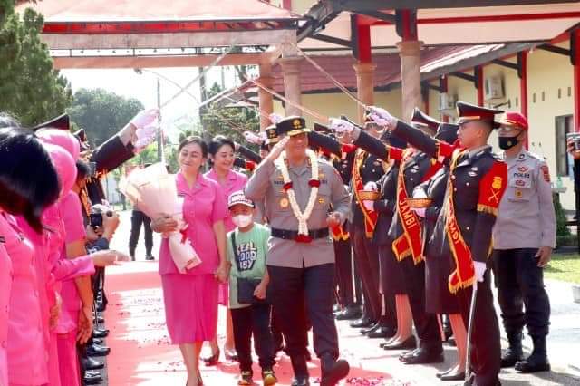 Tradisi pedang pora