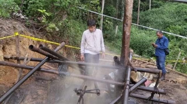 Penambangan minyak ilegal di Batanghari