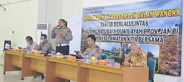 Kemacetan akibat truk batu bara
