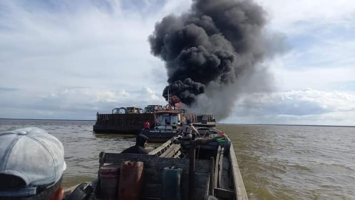 Kapal tongkang di perairan Tanjung Jabung Timur terbakar