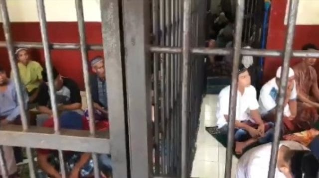 Tahanan Polda Jambi salat Jum'at di dalam sel