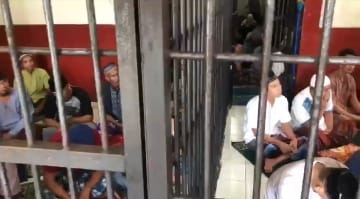 Tahanan Polda Jambi salat Jum'at di dalam sel