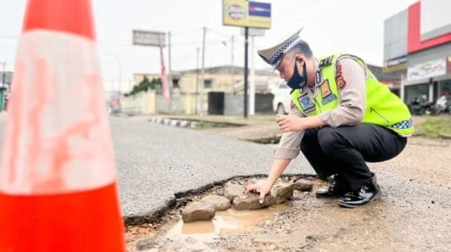 Jalan berlubang di Kota Jambi