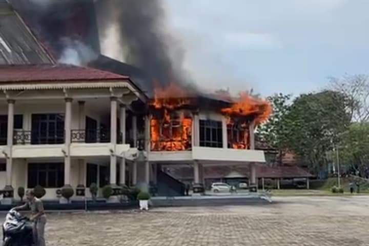 Kantor DPRD Inhu terbakar
