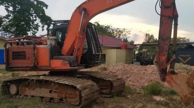 Tambang tanah urug ilegal