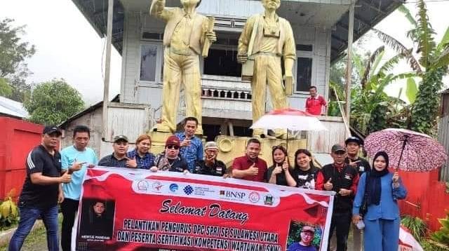 Tugu Pers Mendur