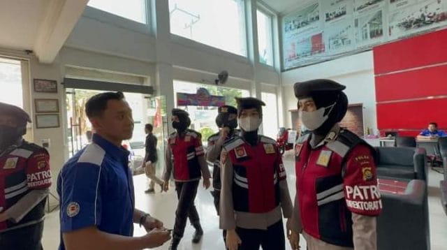 Polwan patroli di kota Jambi