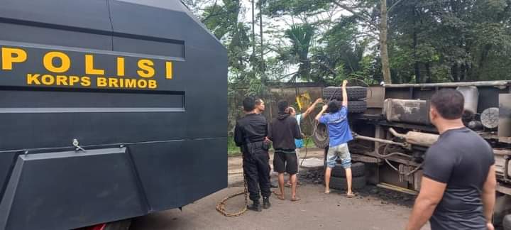 Truk Batu Bara Terguling Sebabkan Kemacetan, Brimob Polda Jambi Bantu ...