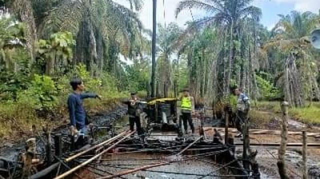 Penambangan minyak ilegal di Muaro Jambi